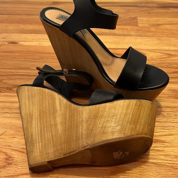 Step into style with these striking Steve Madden black wood wedges. - Picture 5 of 5